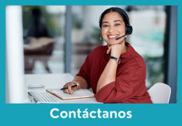 Atendente de Kumon con auriculares, lista para la atención al potencial cliente de Kumon-Chile