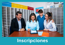 En un centro Kumon, la orientadora saluda al nuevo cliente, y al fondo se desarrolla la rutina con los alumnos-Chile