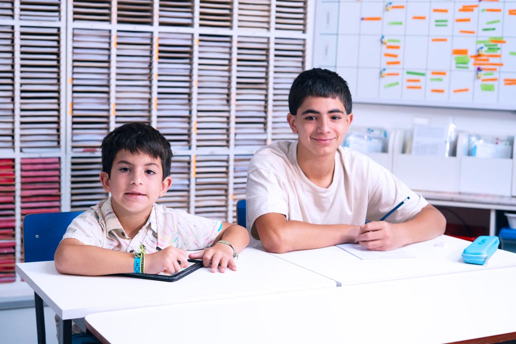 Dos alumnos en un centro Kumon, uno en la tableta y otro en el cuadernillo en papel-Chile