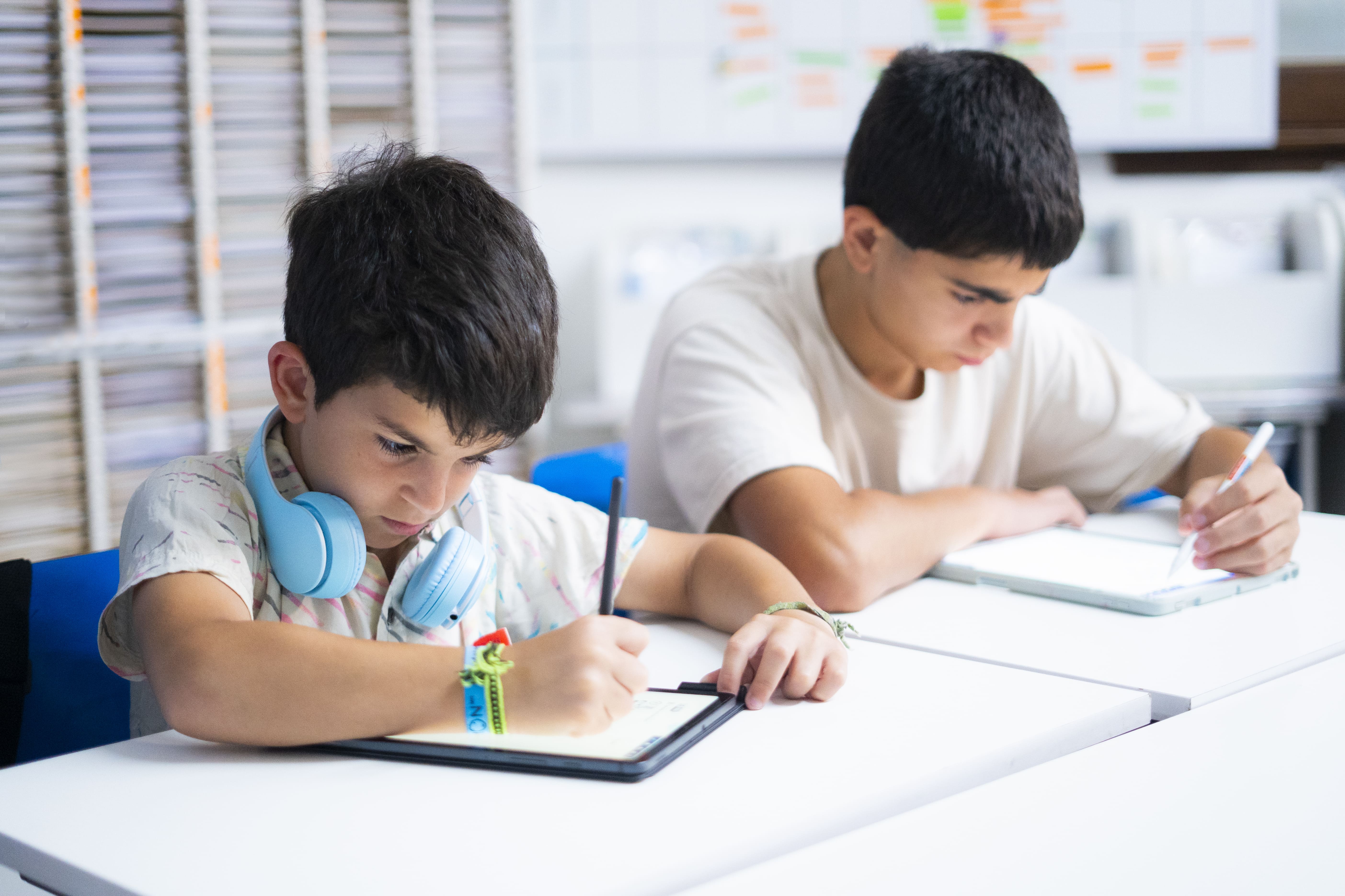 Dos alumnos en un centro Kumon haciendo su tarea de Kumon en la tableta-Chile