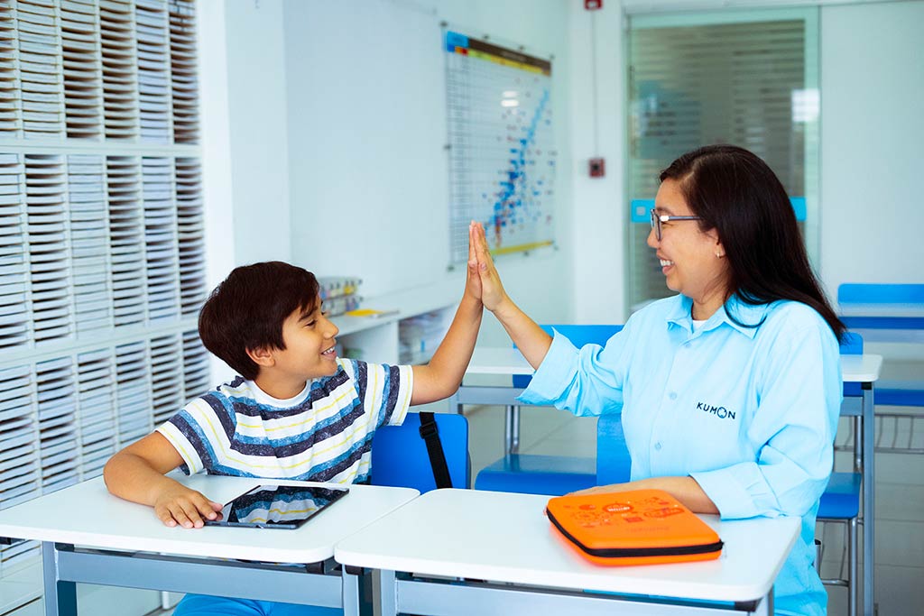 Alumno de Kumon y su orientadora trabajando juntos para el éxito