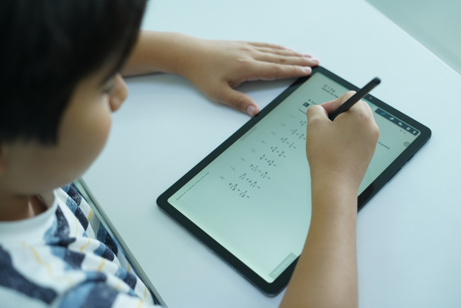 Alumno en un Centro Kumon haciendo la tarea desde la tablet